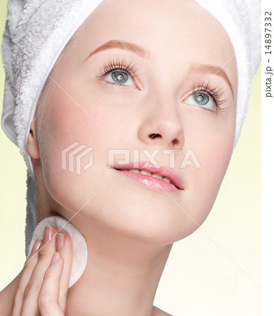 Close-up face of young woman applying sponge 14897332