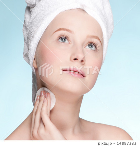 Close-up face of young woman applying sponge Close-up face of young woman applying sponge 14897333