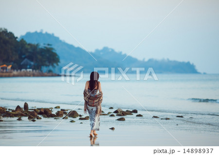 Seashore silhouette 14898937