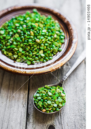 Organic split peas on wooden background 14903466