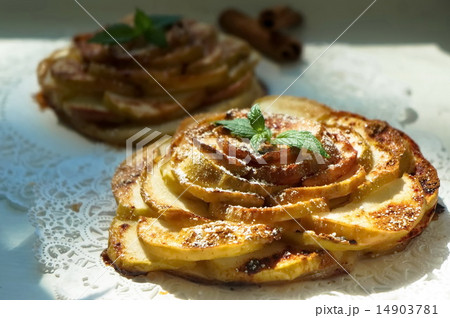 Apple tart with mint and cinnamon 14903781