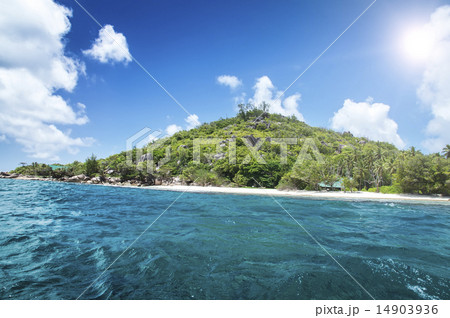 White coral sand on tropical beach. La Digue 14903936