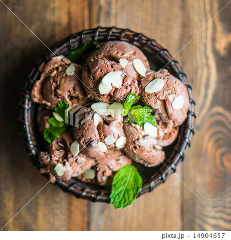 Chocolate ice cream with mint and almonds on wooden background 14904657