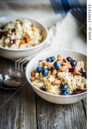 Oatmeal with berries and nuts 14905618