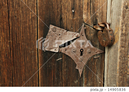 old wooden door with lock 14905836
