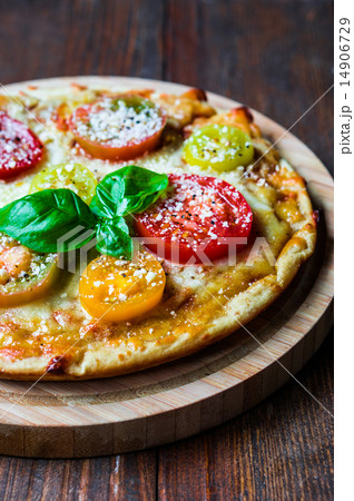 Pizza with tometoes and cheese 14906729