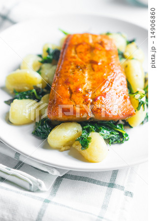 Grilled salmon with gnocchi and greens 14906860
