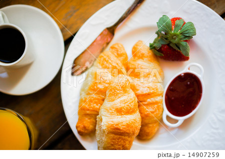 Tasty breakfast:coffee with croissants,orange juice,strawberries 14907259
