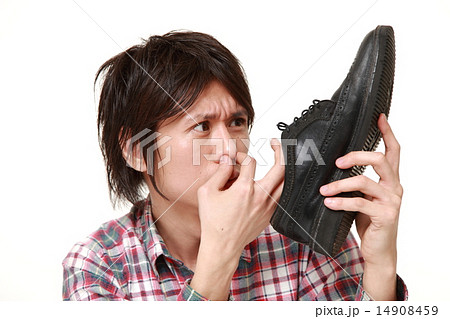 革靴の匂いに辟易する男性 14908459