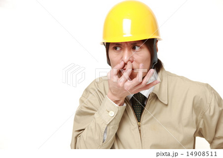 悪臭に辟易する作業員 14908511