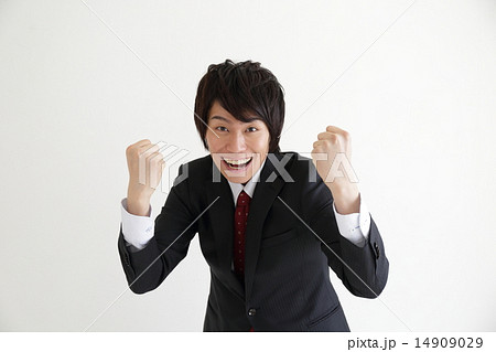 気合を入れるビジネスマン 14909029