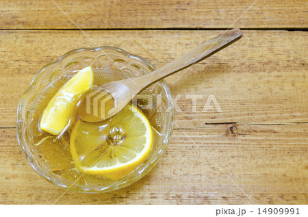 Glass plate filled with honey and lemon slices Glass plate filled with honey and lemon slices 14909991