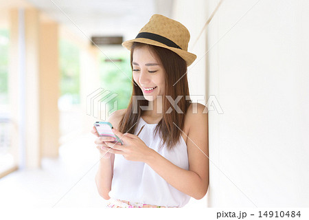 Young Chinese woman using smartphone 14910484
