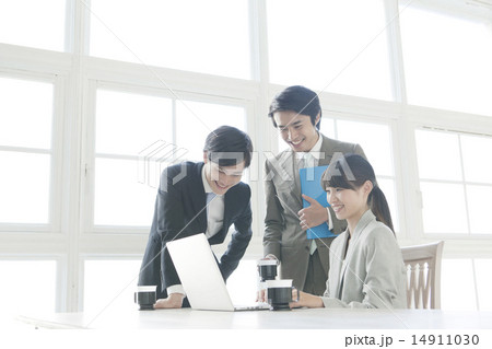 ノートパソコンを見るビジネスマンとビジネスウーマン 14911030