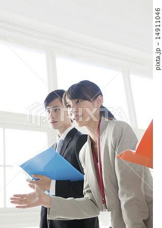 プレゼン中の会社員2人 14911046