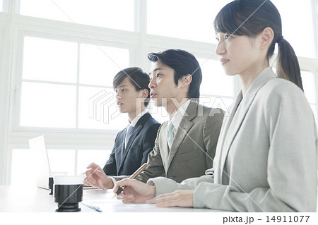 打ち合わせ中の社会人3人 14911077