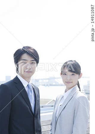 スーツ姿の女性と男性ポートレート スーツ姿の女性と男性ポートレート 14911087