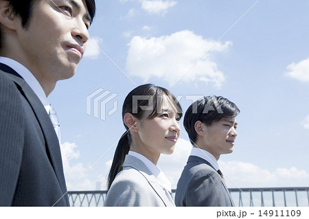 見つめる社会人3人 見つめる社会人3人 14911109