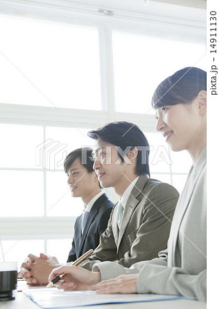 打ち合わせ中の社会人3人 打ち合わせ中の社会人3人 14911130