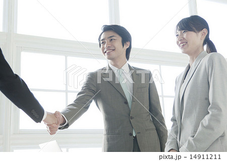 握手をするビジネスマンとビジネスウーマン 14911211