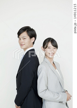 背中合わせのヤングビジネスマンとウーマン 14911215