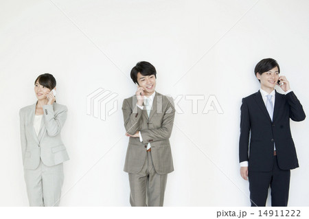 携帯電話で話すスーツ姿の男性と女性 14911222
