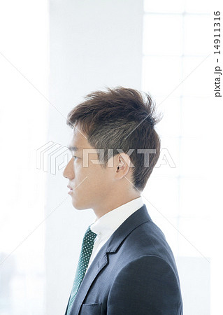 ヤングビジネスマン横顔の写真素材