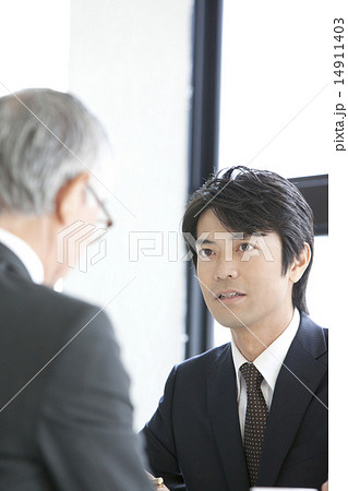 会議中のビジネスマン 14911403