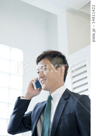 携帯電話で話すヤングビジネスマン 14911422