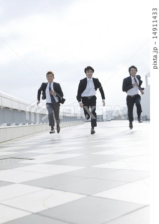 走るビジネスマン 14911433
