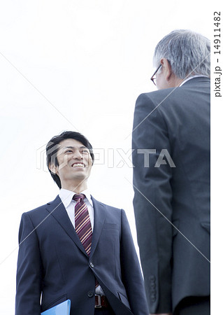 向き合うビジネスマン 14911482