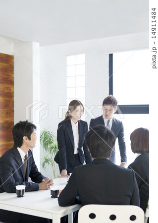 会議中の社員達 14911484