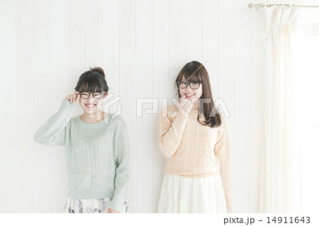 眼鏡をかけている20代女性2人 14911643