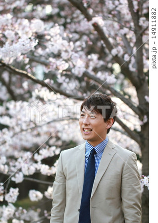 男性1人 (ビジカジ ビジネスカジュアル 仕事 桜 春 新生活 会社員 新学期 ソメイヨシノ) 男性1人 (ビジカジ ビジネスカジュアル 仕事 桜 春 新生活 会社員 新学期 ソメイヨシノ) 14911882