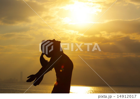 woman open arms under the sunrise at seaside woman open arms under the sunrise at seaside 14912017