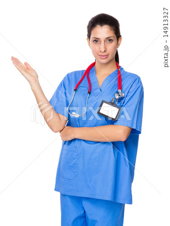 Doctor with open hand palm 14913327