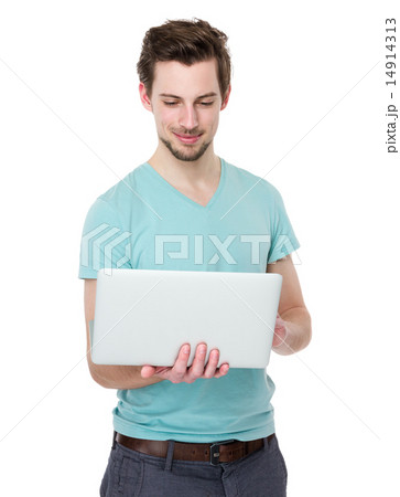 Caucasian man use of laptop 14914313