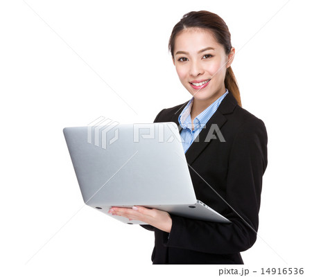Businesswoman use of notebook 14916536