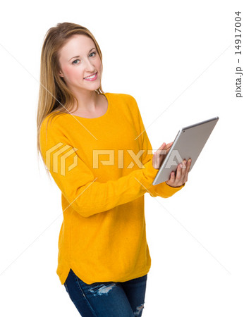 Asian Woman use of tablet 14917004