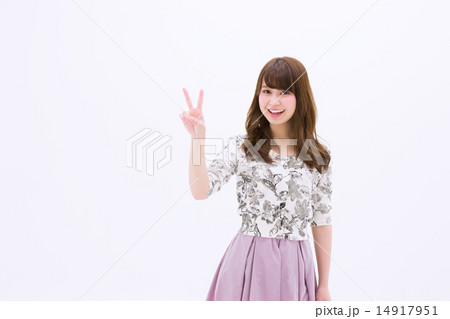 右手で数を表す笑顔の若い女性２ 14917951