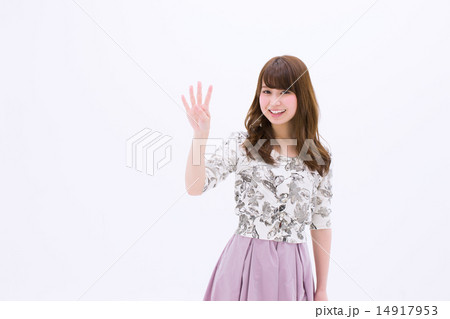 右手で数を表す笑顔の若い女性４ 14917953