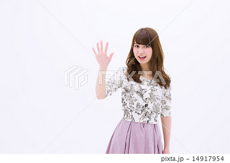 右手で数を表す笑顔の若い女性５ 14917954