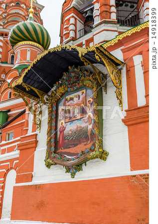 St. Basil Cathedral on winter in Moscow, Russia 14918399