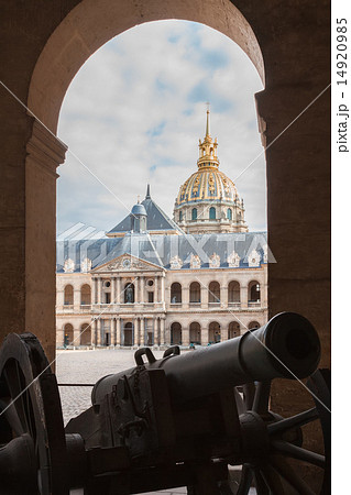 Old gun in museum Les Invalides, Paris 14920985