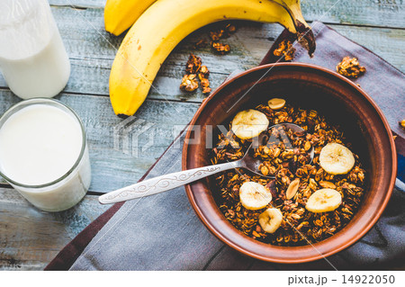 granola with bananas, nuts, figs and honey,healthy 14922050