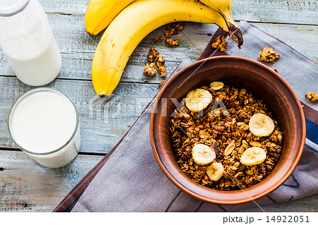 granola with bananas, nuts, figs and honey, milk 14922051