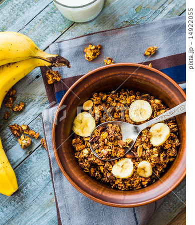granola with bananas, nuts, figs and honey, milk 14922055