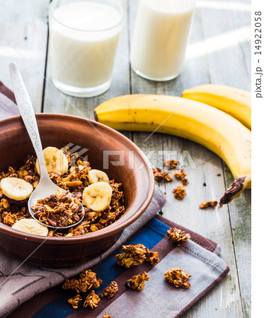 granola with bananas, nuts, figs and honey, milk 14922058