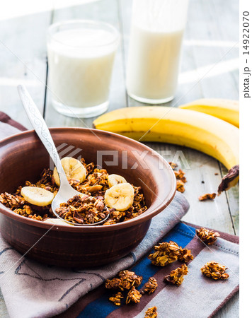 granola with bananas, nuts, figs and honey,healthy 14922070