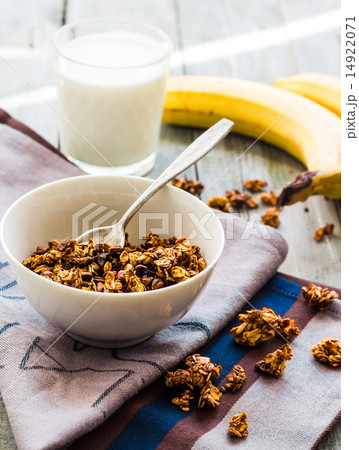 banana granola with nuts, figs and honey in piala 14922071
